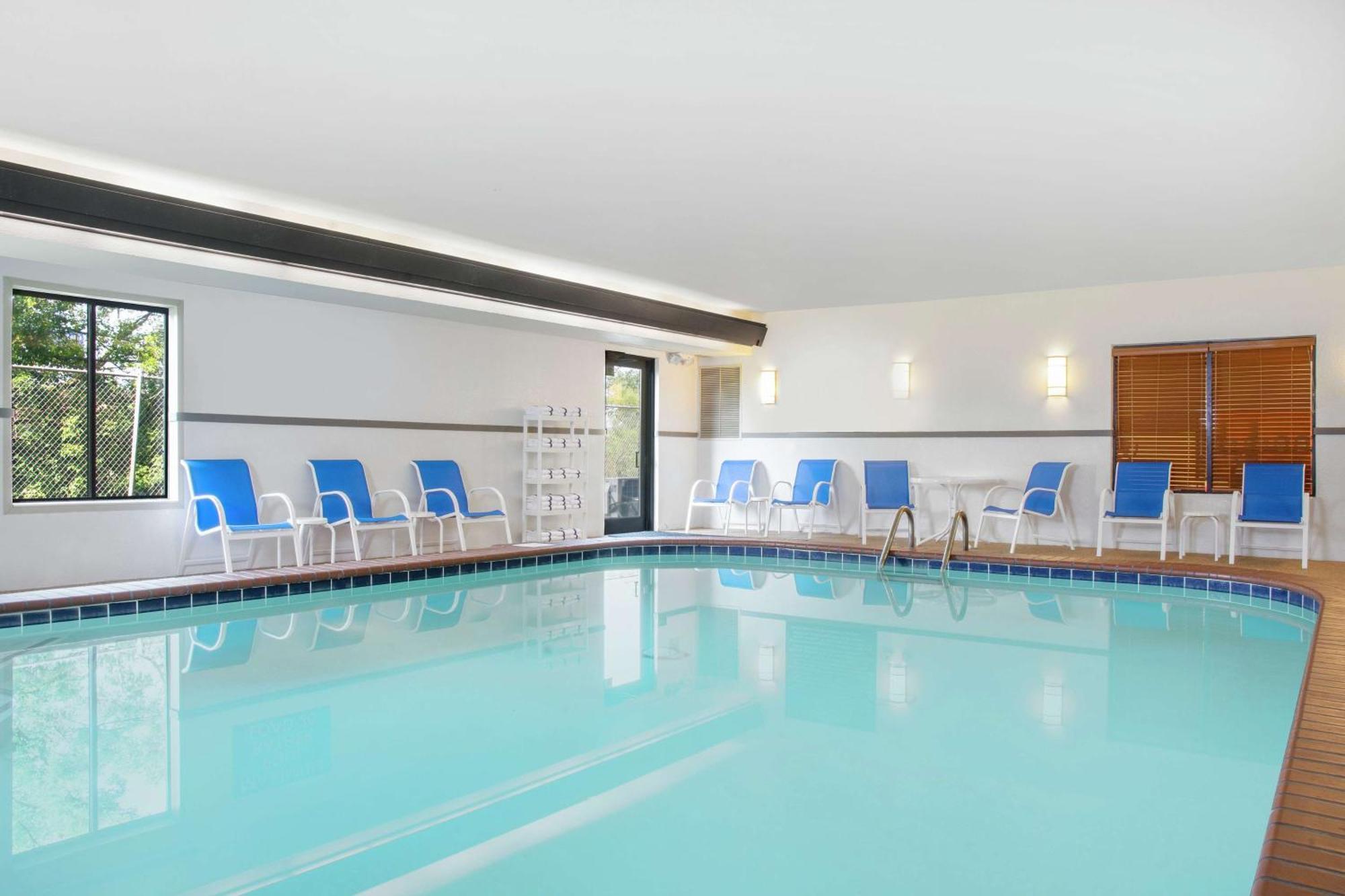 Hampton Inn Меррилвилл Экстерьер фото