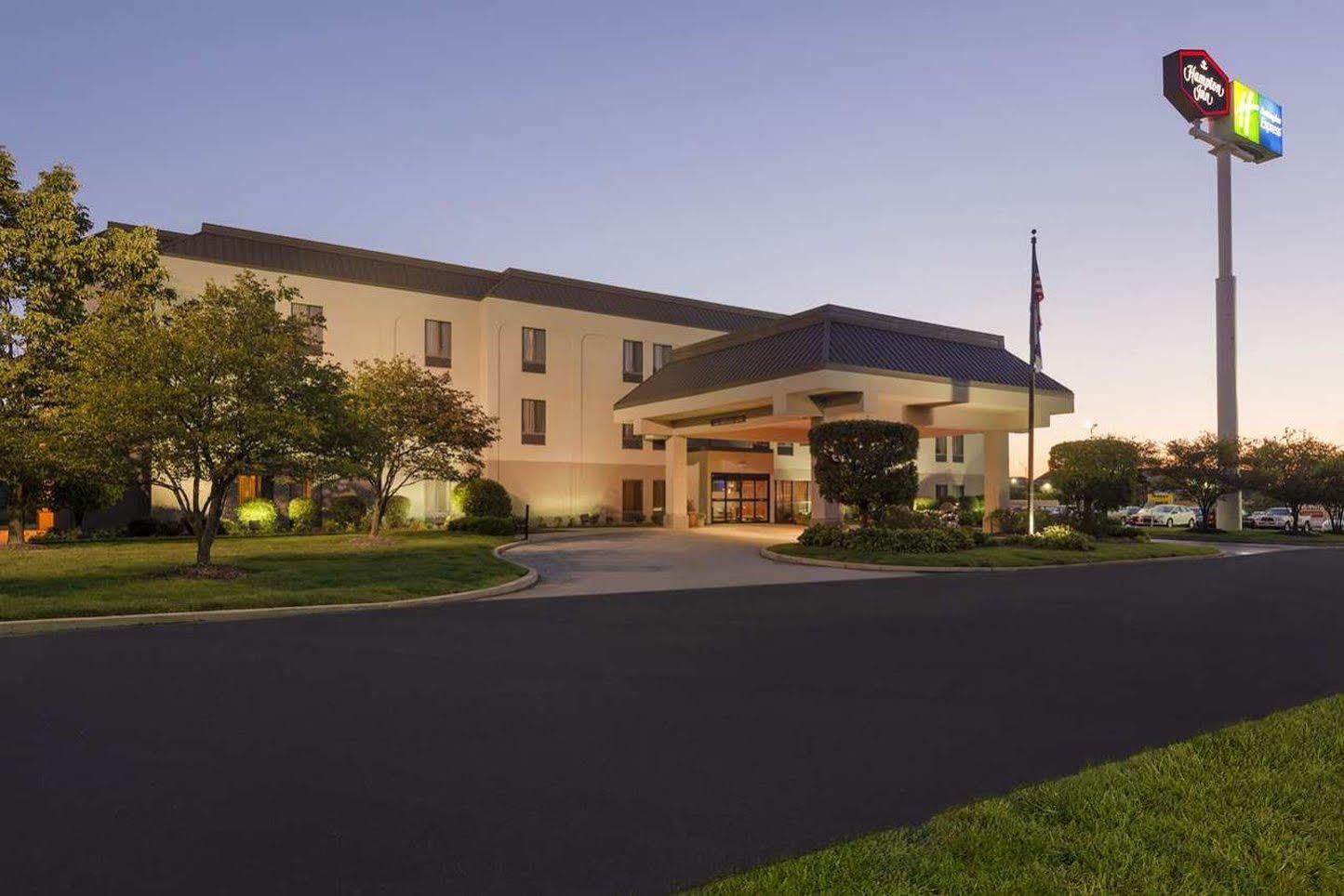 Hampton Inn Меррилвилл Экстерьер фото